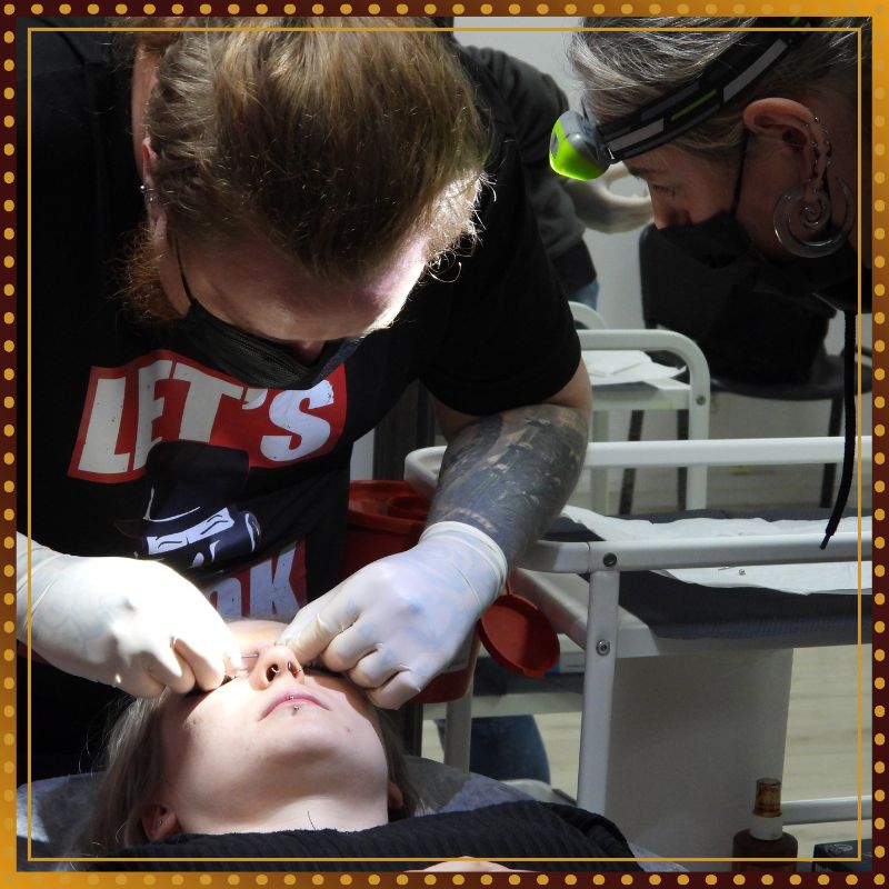 Kurs piercingu w Poznaniu. Szkolenie piercera w Wielkopolsce. Doszkolenie z piercingu dla piercerów. Dofinansowanie rozwoju piercera. Piercing poznań, Tomek Tauay Piercing