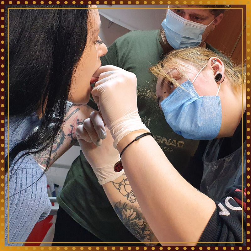 Kurs piercingu w Poznaniu. Szkolenie piercera w Wielkopolsce. Doszkolenie z piercingu dla piercerów. Dofinansowanie rozwoju piercera. Piercing poznań, Tomek Tauay Piercing