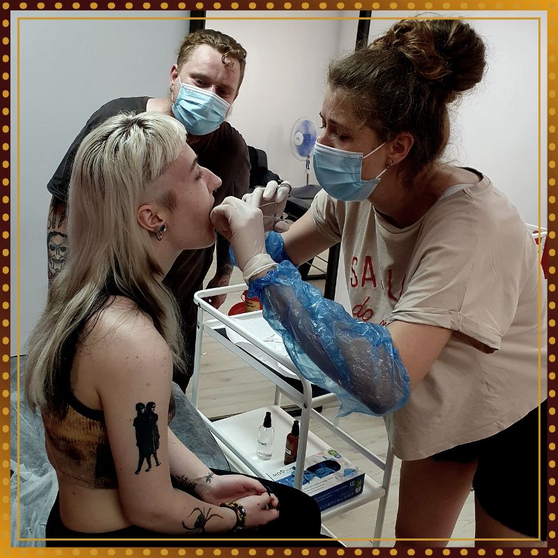 Kurs piercingu w Poznaniu. Szkolenie piercera w Wielkopolsce. Doszkolenie z piercingu dla piercerów. Dofinansowanie rozwoju piercera. Piercing poznań, Tomek Tauay Piercing