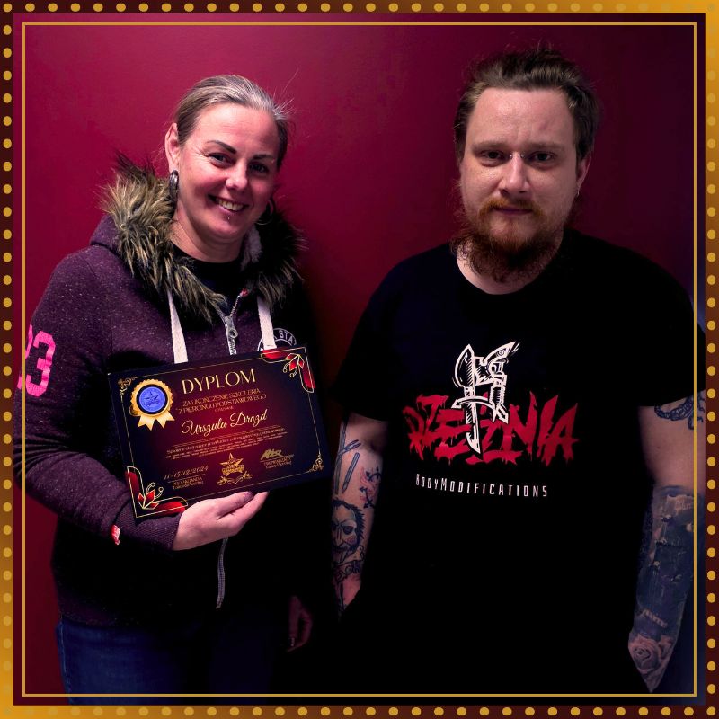 Opinie kursantów kurs piercingu Poznań. Co mówią kursanci szkolenie piercing Wielkopolska. Opinie o kursie, recenzje kursu. Szkolenie na piercera w Poznaniu opinia. Tomek Tauay Piercing