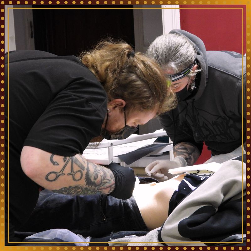 Kurs piercingu w Poznaniu. Szkolenie piercera w Wielkopolsce. Doszkolenie z piercingu dla piercerów. Dofinansowanie rozwoju piercera. Piercing poznań, Tomek Tauay Piercing