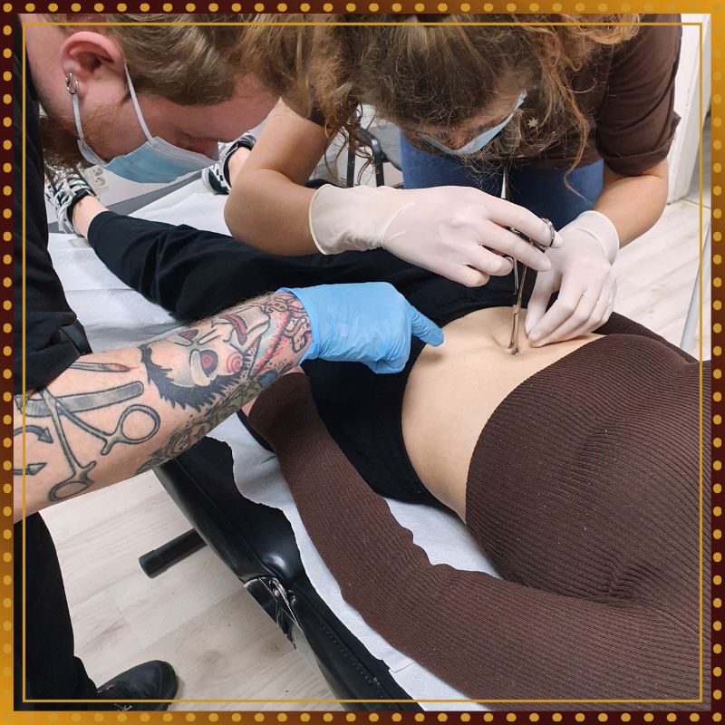 Kurs piercingu w Poznaniu. Szkolenie piercera w Wielkopolsce. Doszkolenie z piercingu dla piercerów. Dofinansowanie rozwoju piercera. Piercing poznań, Tomek Tauay Piercing