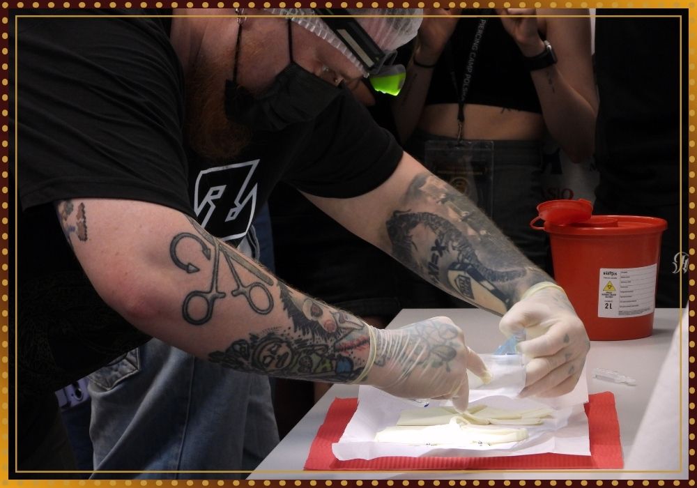 Jak przekłuć ucho, tutorial, poradnik na żywo. Kurs piercingu poznań, szkolenie piercing wielkopolskie, najlepsze doszkolenie z piercingu w Polsce, wiele lat doświadczenia. Tomek Tauay Piercing