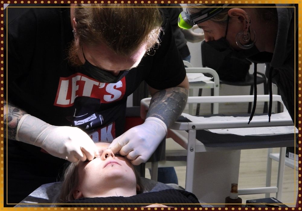 Jak przekłuć ucho, tutorial, poradnik na żywo. Kurs piercingu poznań, szkolenie piercing wielkopolskie, najlepsze doszkolenie z piercingu w Polsce, wiele lat doświadczenia. Tomek Tauay Piercing