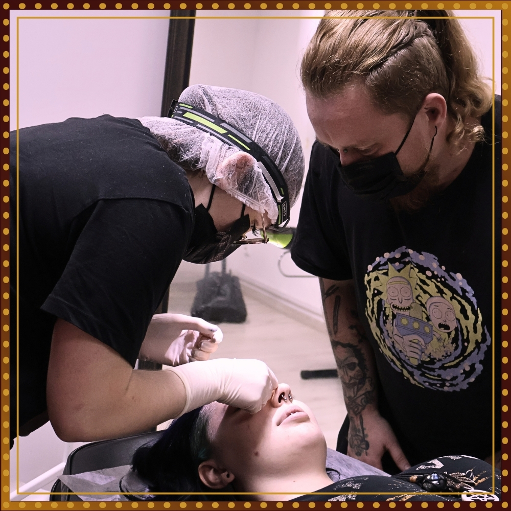 Program kursu piercingu podstawowego. Szkolenie piercing podstawowy Poznań Tauay Piercing. Propaganda kursy szkolenia doszkolenia z piercingu. Oferta i cennik kursu piercingu.